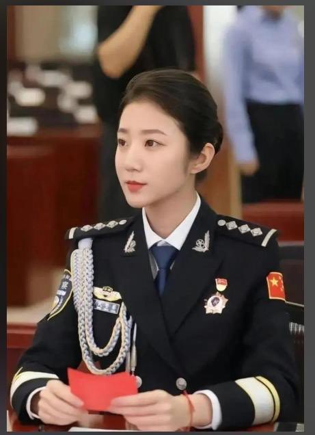 当年轰动全网的“最美警花”张津瑜，其实到现在看，都觉得挺荒诞的。
很多人最早知道她，是因为网上流传的