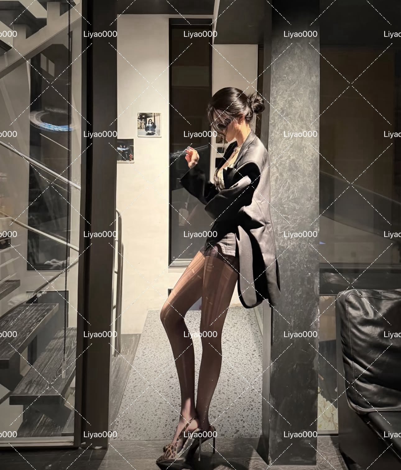 谁有这个骚逼的完整版视频？重金求购……